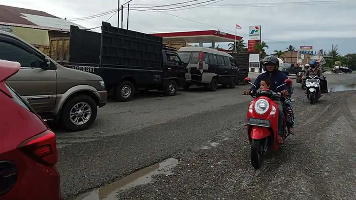 Antrean Kendaraan di Jalan Nasional Depan SPBU Ganggu Pengendara Lain, Rawan Kecelakaan