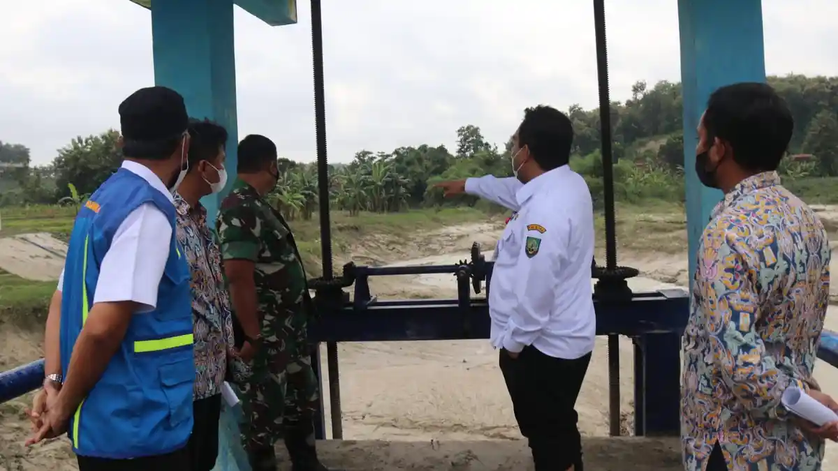 Bupati Usulkan Normalisasi Embung Kemadoh dan Berikan Bantuan Korban Banjir