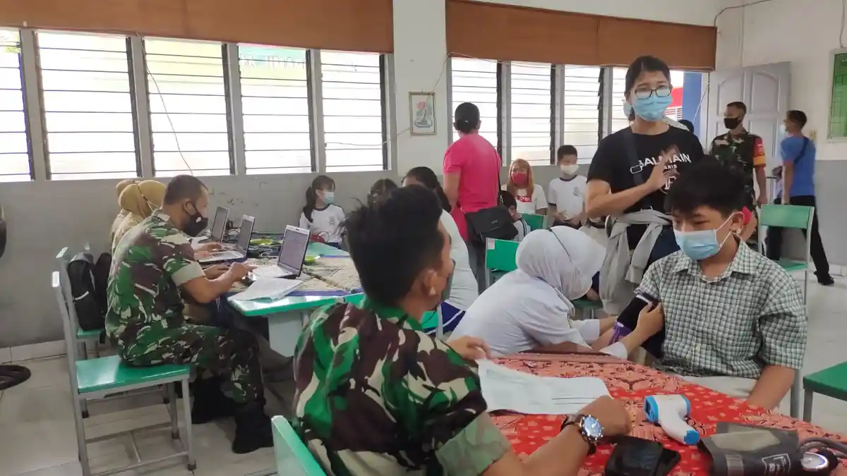 Danramil 415-10/JS Ajak Orangtua Dampingi Putra-putrinya Laksanakan Serbuan Vaksinasi Usia 6-11