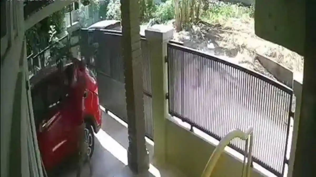 Pengendara Avanza di Pekanbaru Terekam CCTV Curi Sepeda di Rumah Warga Viral Polisi Turun Tangan