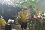 Jumat Berkah, Tentara di Wonosalam Demak Door to Door Bagikan Sembako Gratis ke Warga
