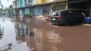 BANJIR-MERAH-Air-banjir-berwarna-merah-muncul-di-Ruko.jpg
