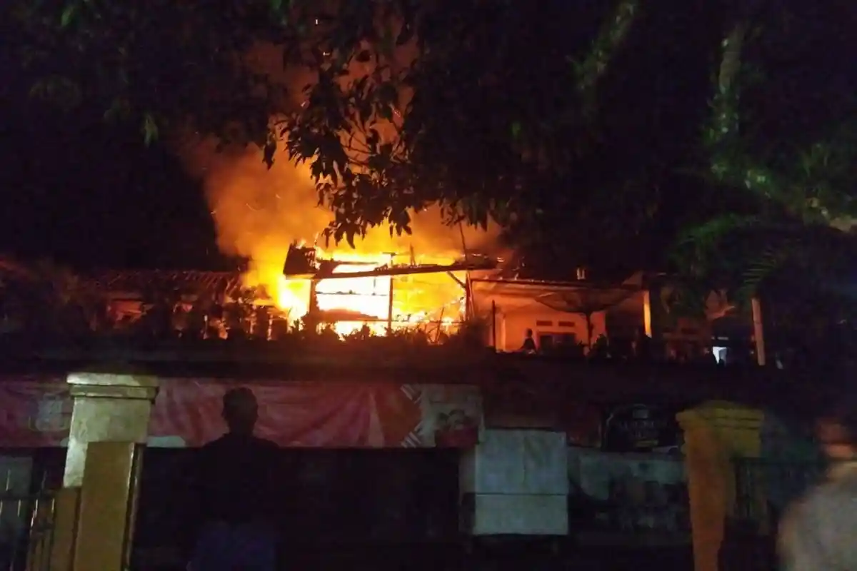 Ludes Dalam Hitungan Menit! Toko Sembako Karsoma di Nagarawangi Sumedang Terbakar Hebat