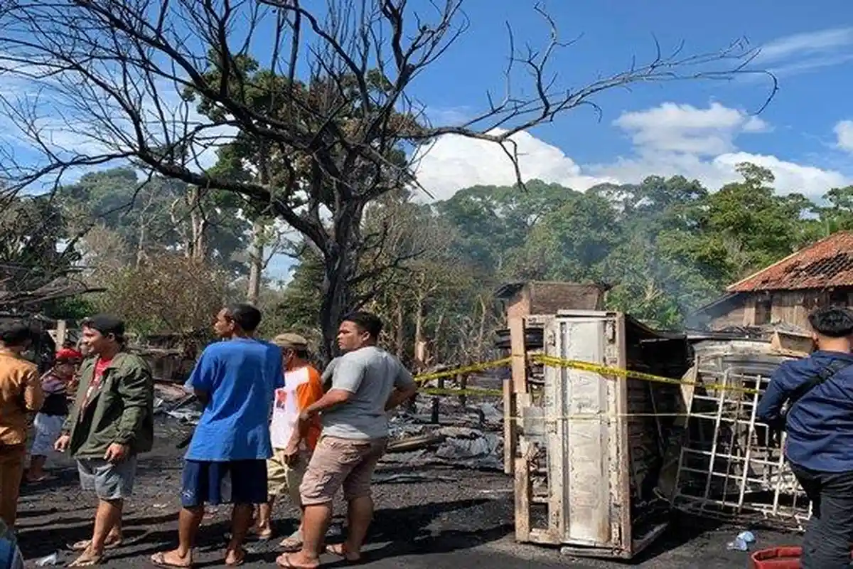 Pikap yang Angkut BBM Ilegal Meledak Usai Kecelakaan, 4 Rumah Warga di Lokasi Ludes