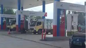 Antrian-pengisian-BBM-di-SPBU-Jalan-Koridor-RAPP.jpg