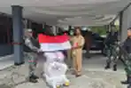 Satgas Yonif 126/KC Terima 3000 Bendera Merah Putih Dari Pemda Kabupaten Keerom