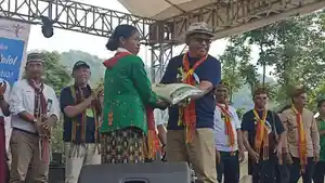 Bupati-Beri-Bantuan-KPM-Matim.jpg