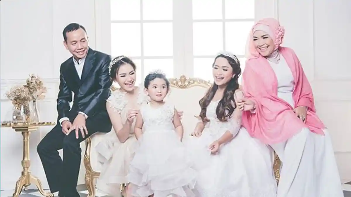 Keluarga Ayu Ting Ting Liburan Ke Amsterdam, Netizen Mendadak Heboh, 'Cie Ada Jilid Duanya'