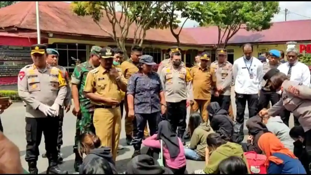 Wali Kota Binjai Menangis saat Nasihati Puluhan Geng Motor dan Wanita yang Diamankan di Hotel Melati