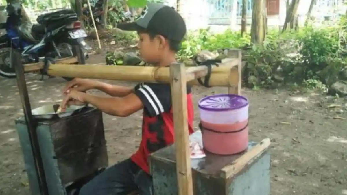 Roin, Bocah Kecil dari Brebes   Jualan Siomay Bakar di Klaten