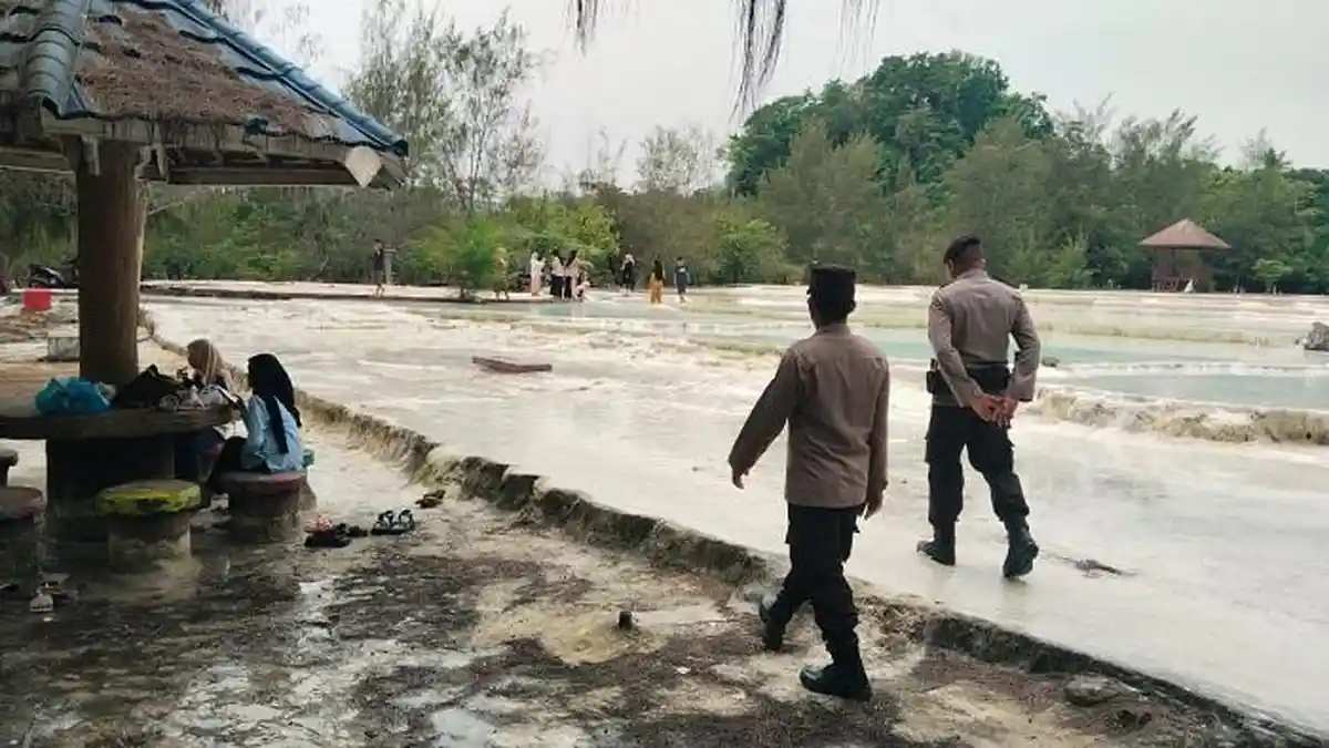 Wisatawan Pantai Taipa dan Air Panas Wawolesea Konawe Utara Capai 353 Orang Saat Libur Imlek 2025