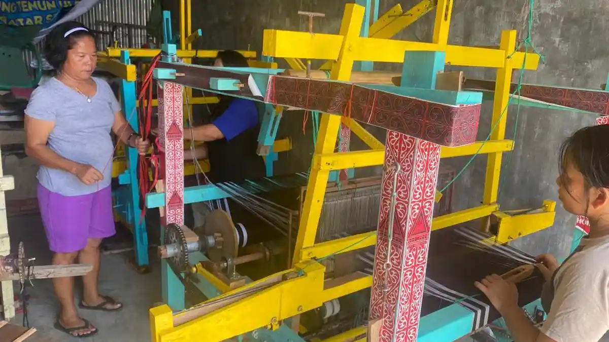 Mesin Tenun Listrik Tiba di Kampung Ulos, Jadi Berkat Bagi Penenun: Produksi Lebih Besar