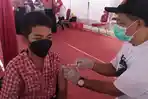 vaksinasi-massal-untuk-pelajar-di-SMPN-3-Tulungagung.jpg