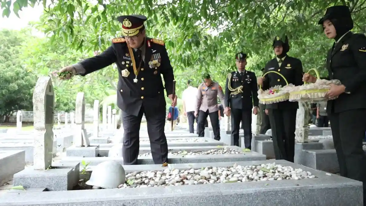 HUT Ke-79 TNI, Kapolda Aceh Tabur Bunga di TMP Banda Aceh