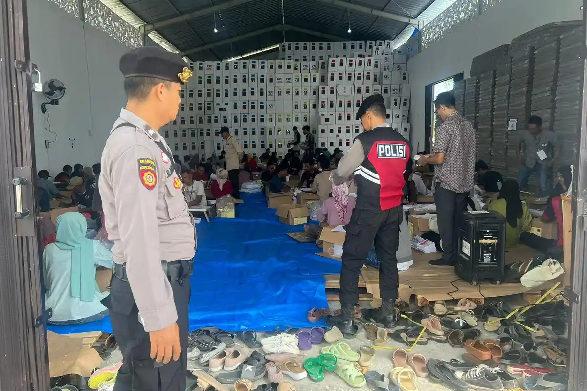 Polres Pringsewu Kawal Sortir dan Pelipatan Surat Suara Pemilu
