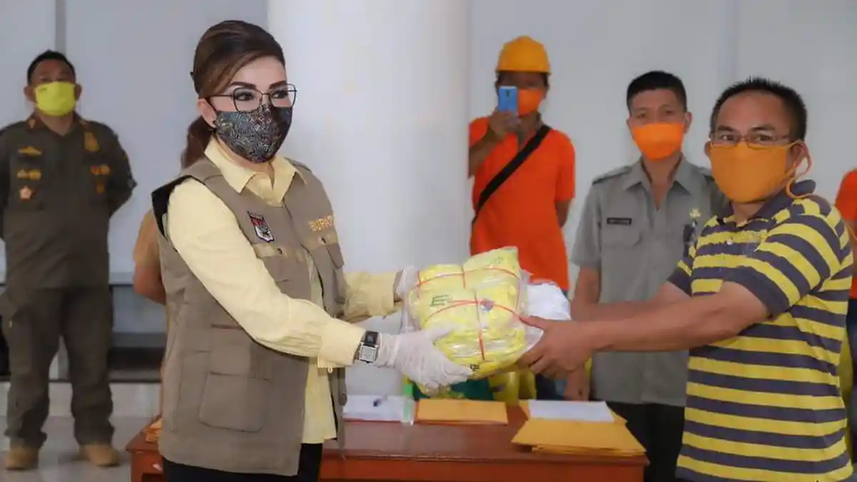Kawal Langsung Pembagian APD Bagi Desa dan Kelurahan, Bupati Minsel: Karena Ini Uang Rakyat