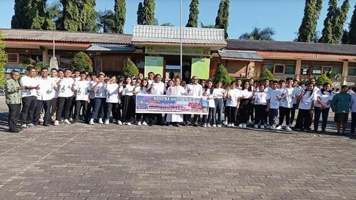 Kepala Sekolah SMPK Frater Maumere Lepas Sonora Spater Choir ke Bali