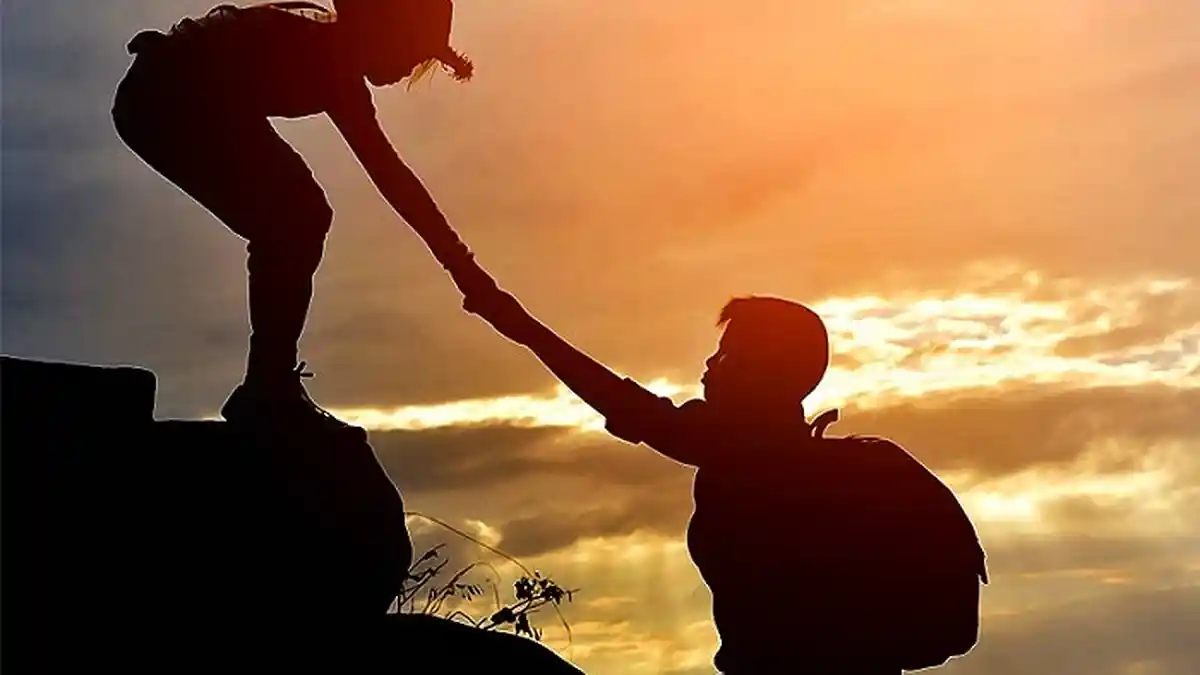 Menolong Orang Lain Pakai Cara Sederhana dan Membahagiakan Ini