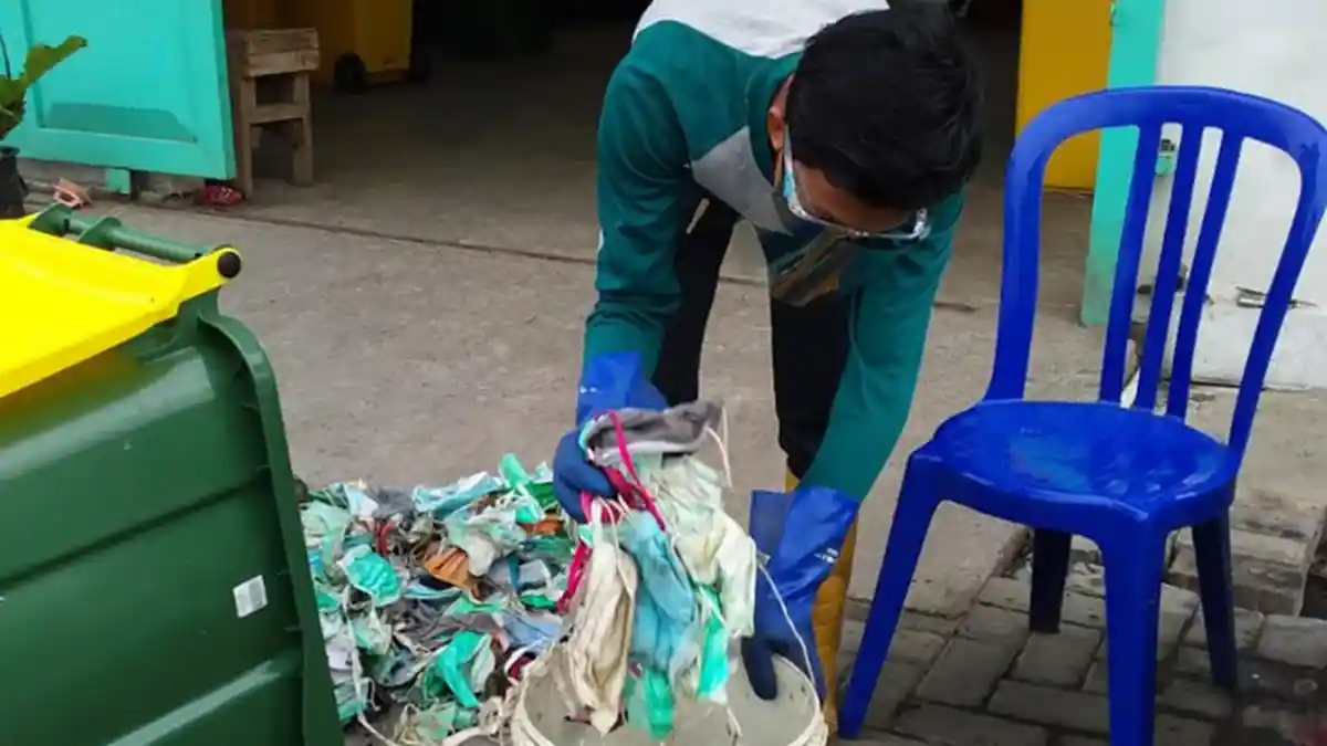 Dalam Sebulan Sampah Masker di Surabaya Bisa Capai Delapan Kuintal