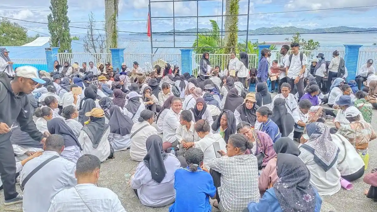 Duduki Kantor DPRK Fakfak Papua Barat, Massa Tuntut 1.261 Honorer Masuk Database BKN