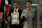Kasat-Reskrim-Polres-Bener-Meriah-AKP-Supriadi-Terima-Penghargaan-dari-Kapolda-Aceh.jpg