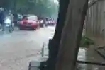 Genangan Air Hujan Jalan Arya Kemuning Berakibat Kemacetan Lalin