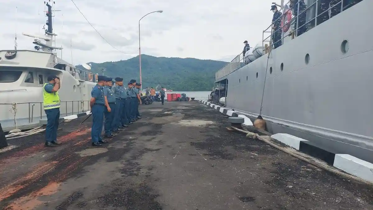 Dari Satrol Bitung Sulut, KRI Kakap-811 Kembali Evakuasi Warga Tagulandang Pasca Erupsi Jilid 2