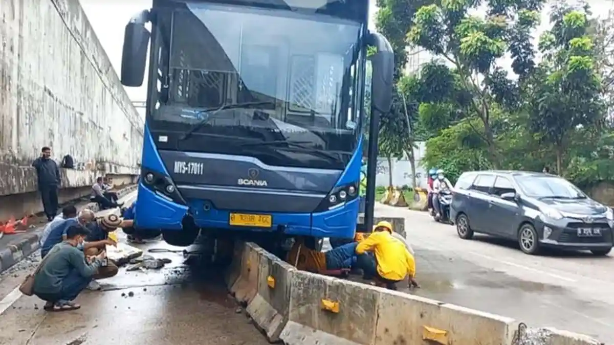 Kerap Jadi Pemicu Kecelakaan, Polda Metro Evaluasi Keberadaan Separator Busway