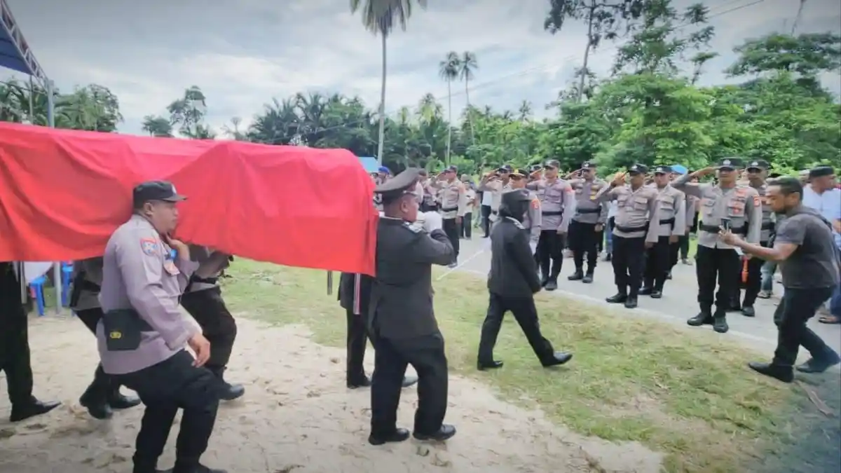 Gugur Saat Melerai Bentrok di Seram Utara, Pemakaman Aipda Anumerta Husni Abdullah Berlangsung Haru
