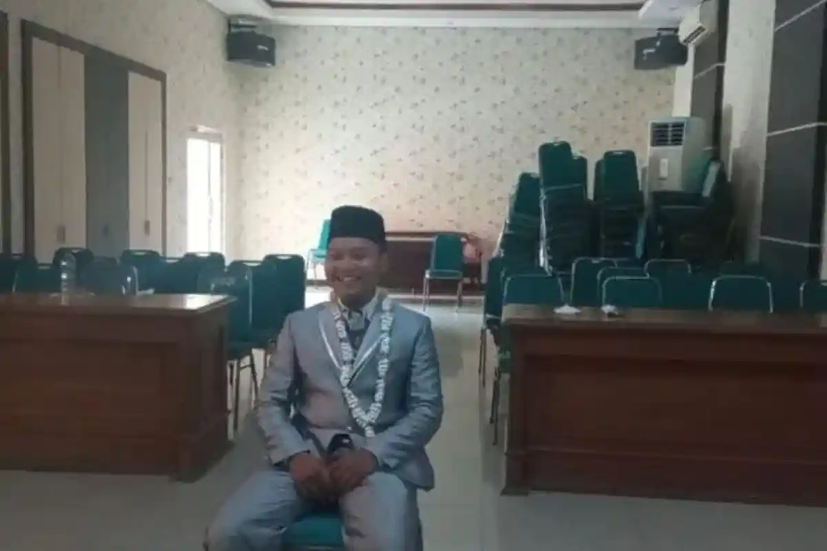 VIRAL, Pria di Sidoarjo Tinggalkan Resepsi demi Tes Wawancara PPS, Masih Pakai Baju Pengantin