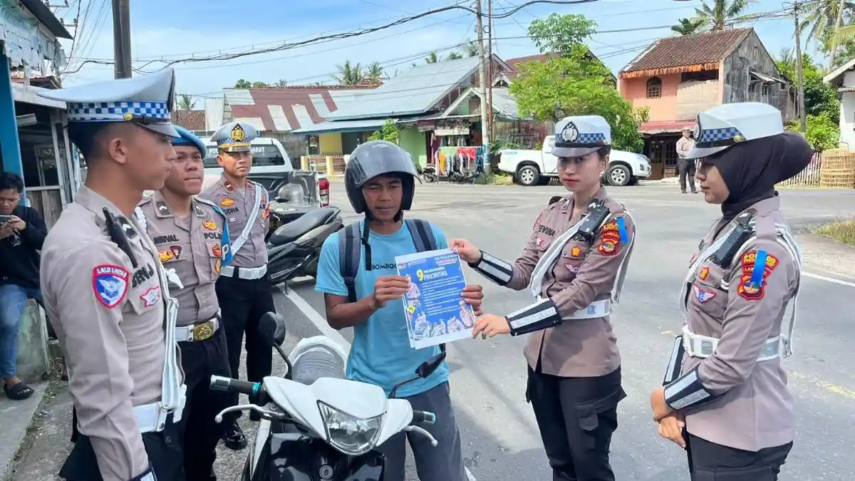 Satlantas Polres Pesisir Barat Sebar Leaflet Imbauan Berlalu Lintas