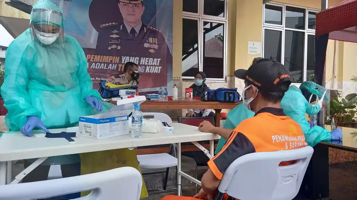 Rawan Terpapar Covid, Polsek Tanah Abang Sasar 50 Petugas PPSU Jalani Rapid Tes Antibodi Gratis