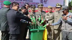 20240430_Puluhan-botol-miras-dimusnahkan-saat-peringatan-HUT-ke-74-Satpol-PP-PPU.jpg