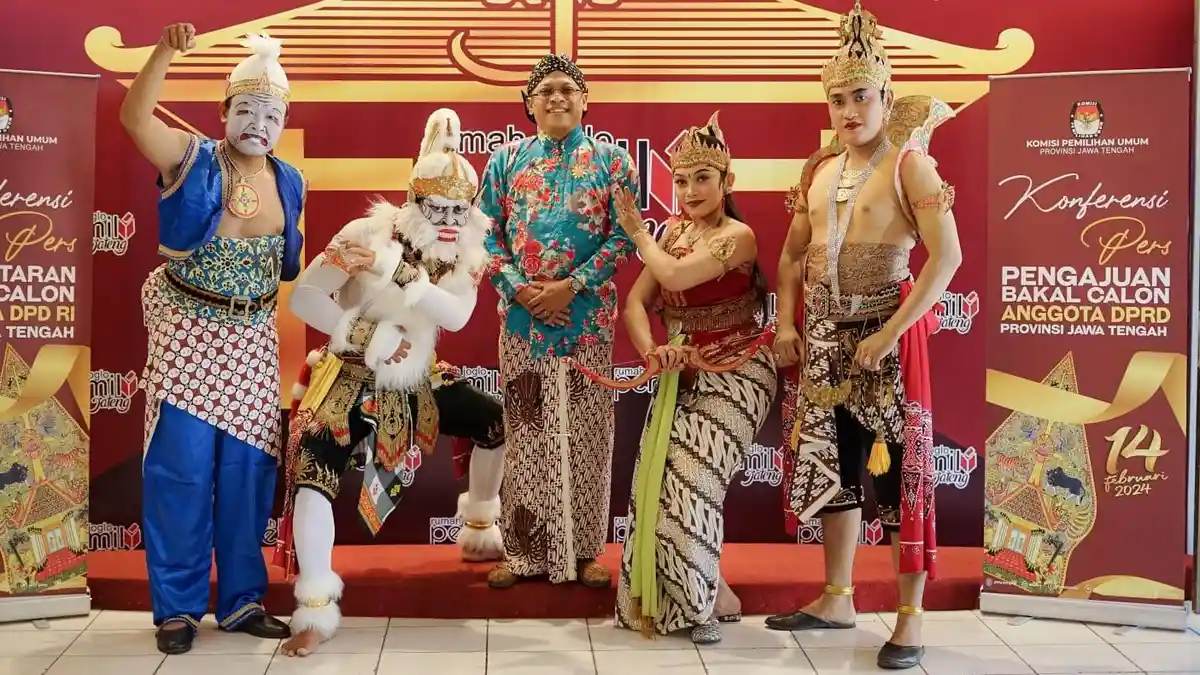 Cicit Sunan Kalijaga Ini Mendaftar Bakal Calon DPD di KPU Jateng Diiringi Tokoh Pewayangan