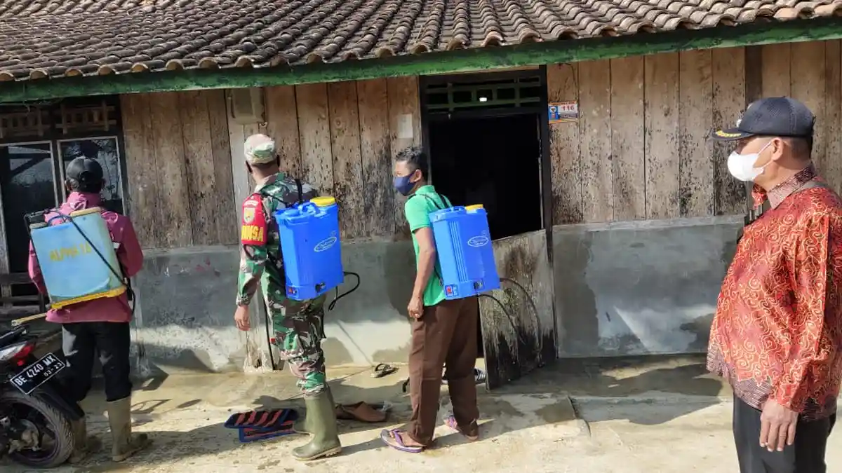 Babinsa Bersama Satgas Covid-19 di Lampung Barat Gelar Penyemprotan Desinfektan