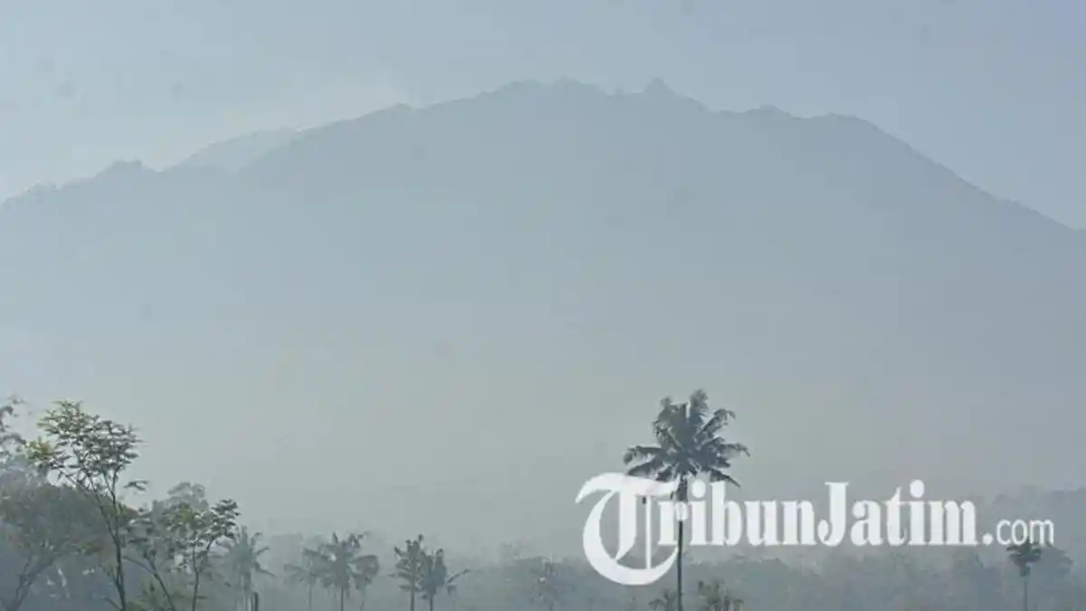 Gunung Raung Erupsi, Warga Jember Diimbau Tidak Panik Namun Tetap Waspada dan Bermasker