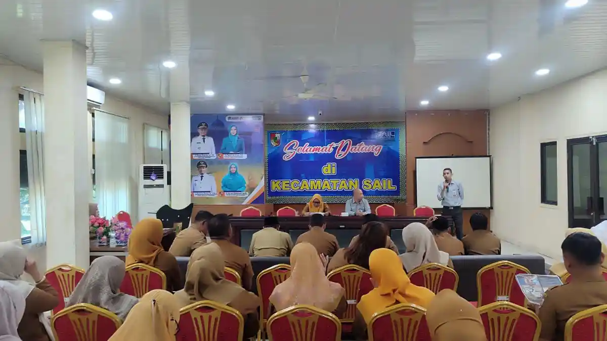 Camat Sail Ajak ASN Gunakan Produk BRK Syariah, Langsung Buka Tabungan Haji Bersama Keluarga - Tribunpekanbaru.com