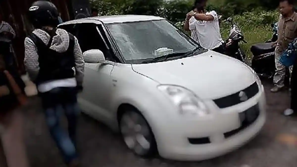 Mayat Pria Dalam Mobil Swift di Jalan Mahendradatta Bikin Geger
