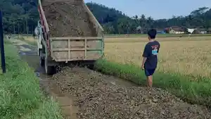 jalan-rusak-purwojati-banyumas.jpg