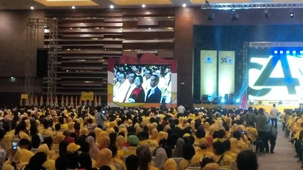 Hadiri HUT-54 Golkar, Jokowi Duduk di Antara Airlangga dan Megawati