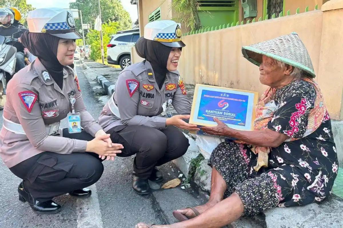 Polresta Balam Polda Lampung Bagi-bagi Sembako untuk Warga Membutuhkan