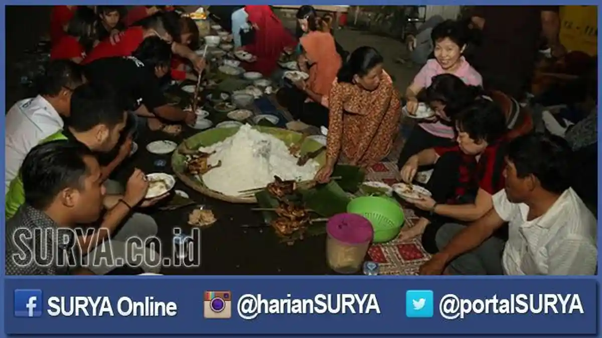 Tradisi Tumpeng Sewu, Menjemur Kasur hingga Penyalaan Obor Bambu Berkaki Empat