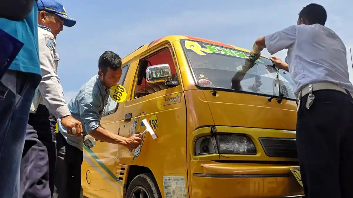 Angkot di Cimahi Dipasang Stiker, Ini Manfaat Bagi Masyarakat atau Penumpang