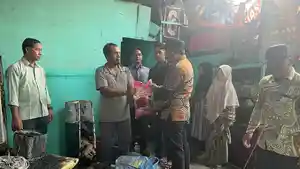 Camat-Manggeng-serahkan-bantuan-kepada-korban-kebakaran-Pante-Pirak-2026.jpg
