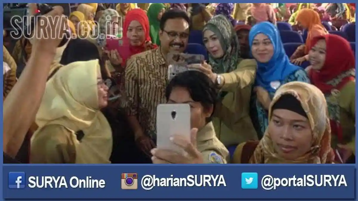 Gus Ipul Kewalahan Layani Ratusan Bidan Cantik untuk Selfie
