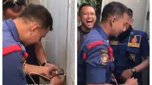 Momen-Lucu-Petugas-Damkar-Minta-Tolong-ke-Tim-Damkar.jpg