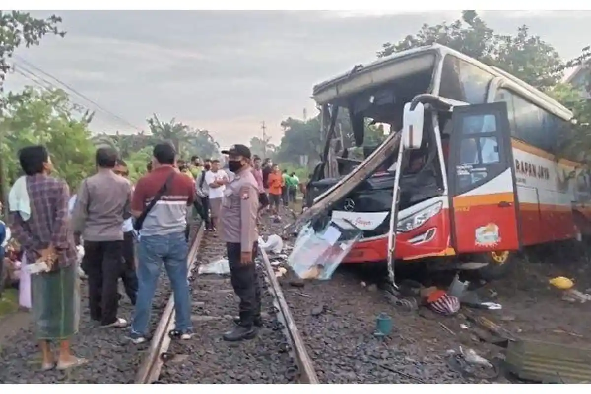 Kecelakaan Maut Kereta Api vs Bus Pariwisata di Tulungagung, 4 Orang Tewas