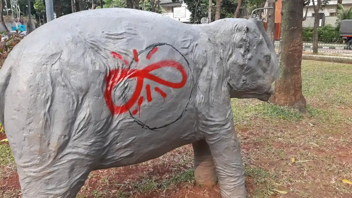 Taman Gajah Dharmawangsa Jadi Sasaran Vandalisme, Patung Dicoret 
