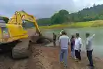 Kapolsek-Tomohon-Utara-Ipda-Andrew-Nelwan-turun-langsung-ke-lokasi-tanggul-jebol.jpg