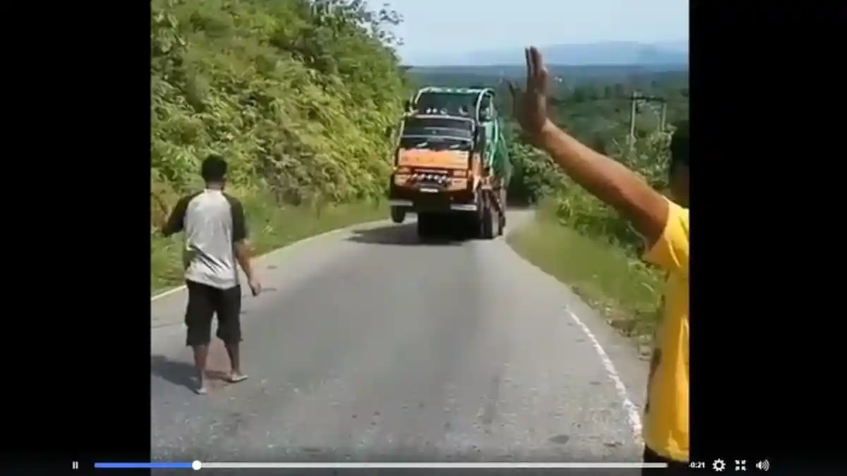 Viral Aksi Sopir Kendarai Truk Standing, Ternyata Bawa Benda Ini